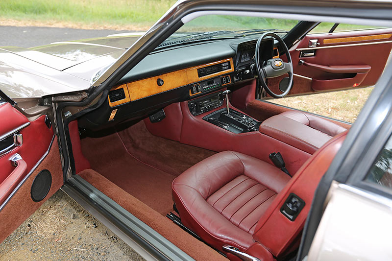 Jaguar -XJS-interior -passenger -front