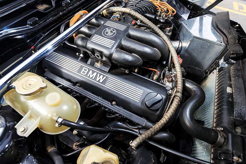 BMW-323i -engine -bay
