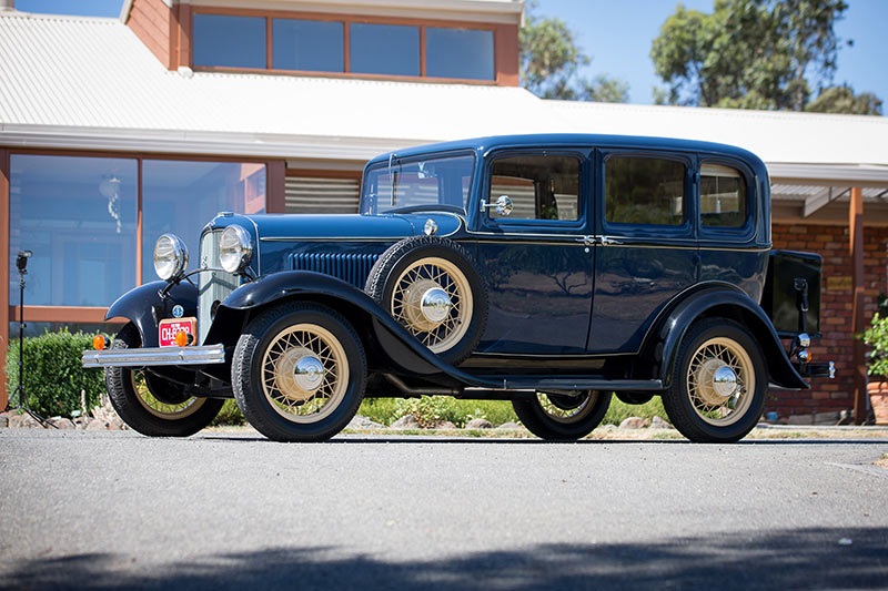 Ford -V8-1932-side -view -2