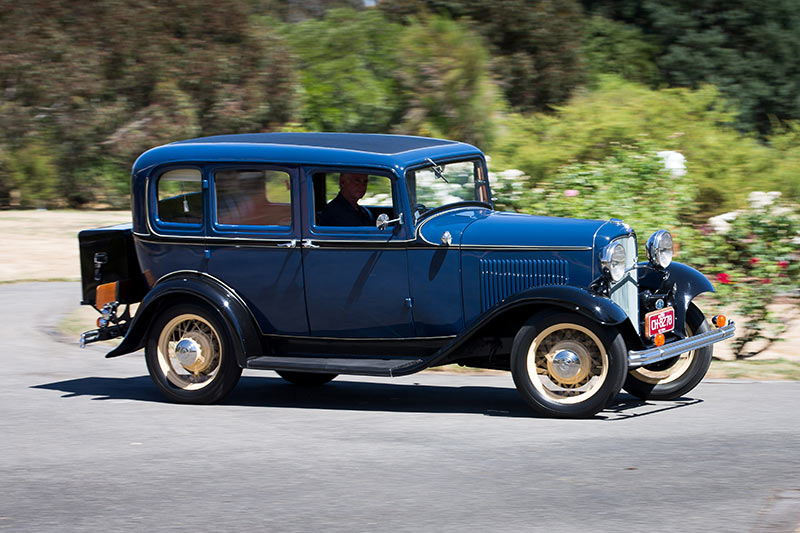 Ford -V8-1932-side
