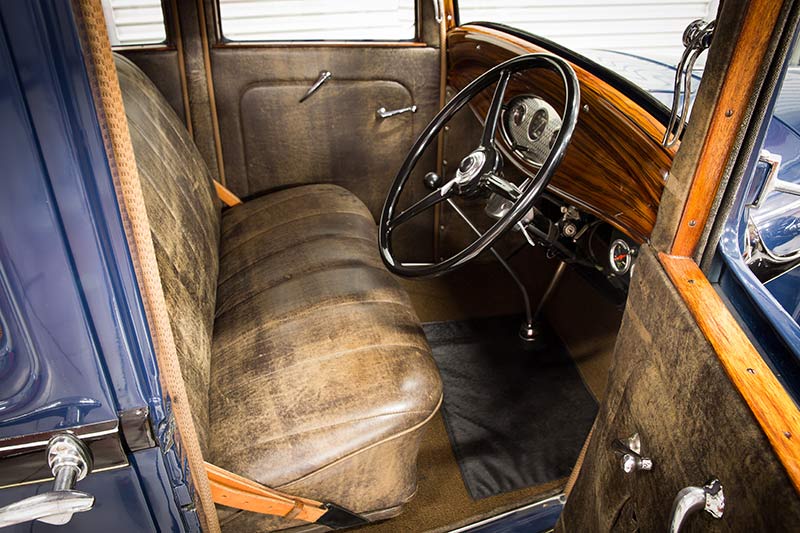 Ford -V8-1932-interior -front