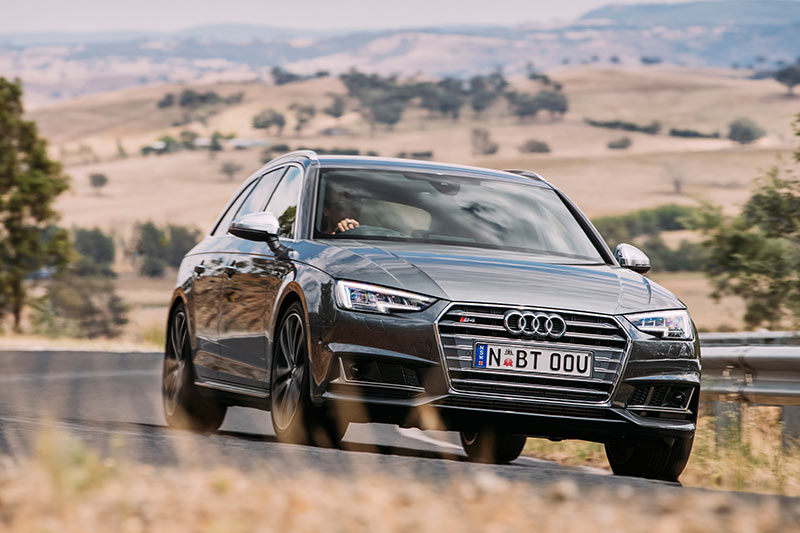 Audi -s 4-avant -onroad