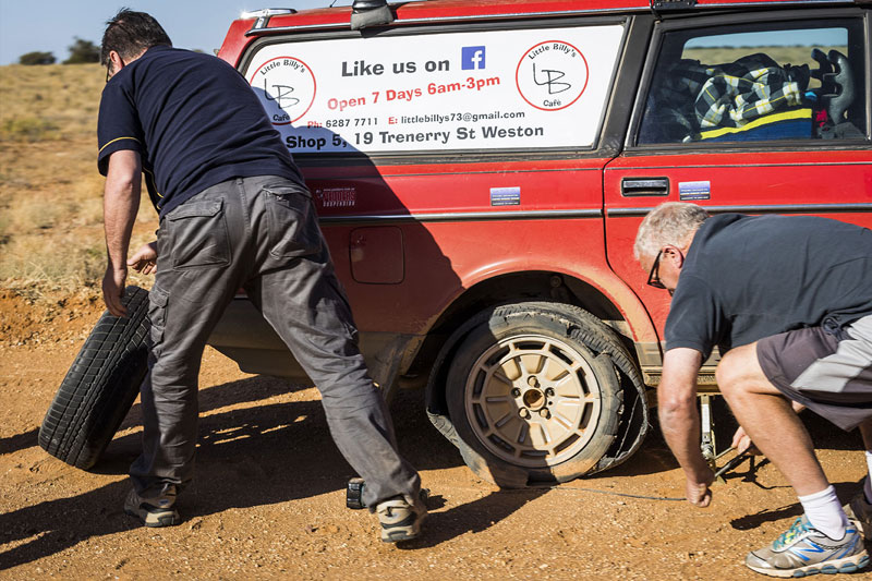 Shitbox -rally -tyre -change