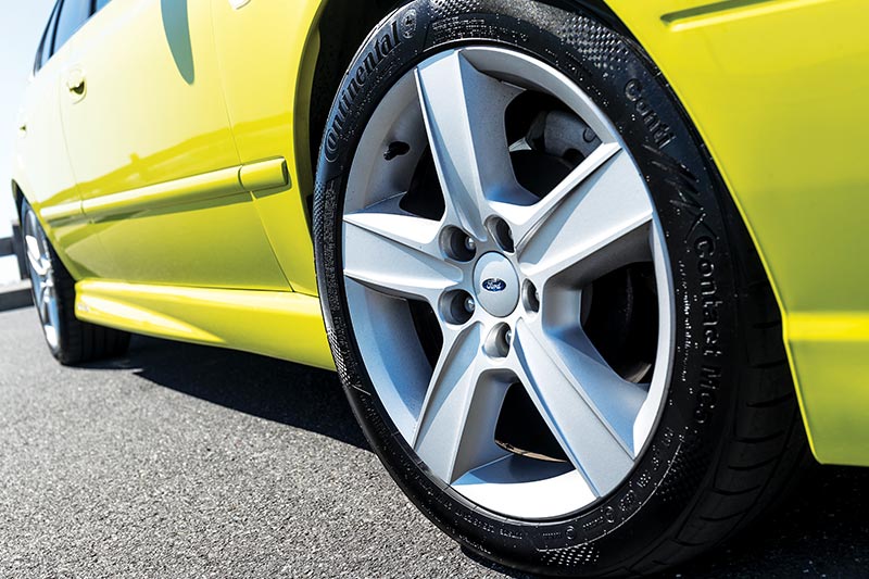 Ford -falcon -xr 6-wheel