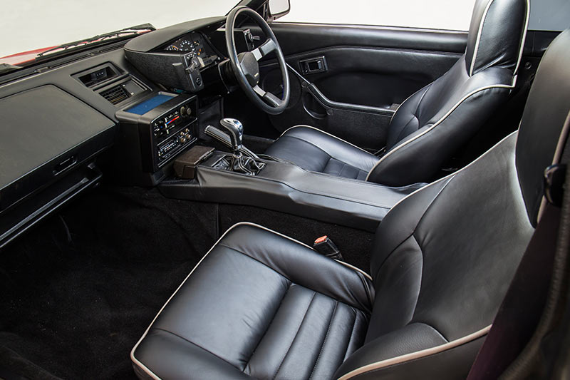 Toyota -mr 2-interior -front