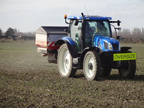 Vicon RO-EDW 3900 GEOSpread Spreader _with Tractor