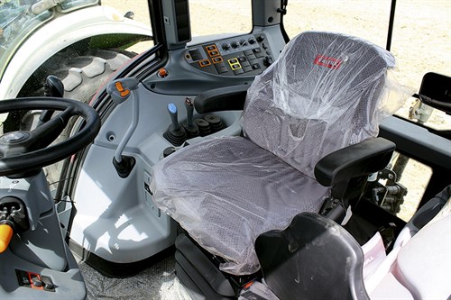 3592_Valtra -N113-tractor _seat