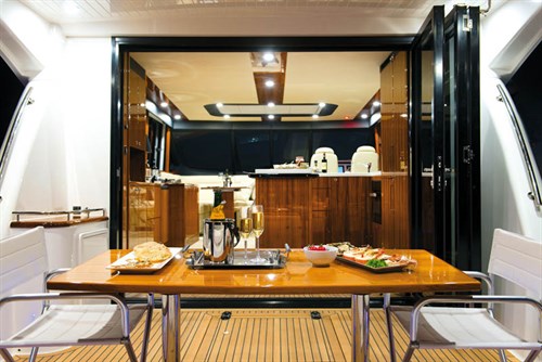 ENTERTAINING SPACE ON A MARITIMO S58