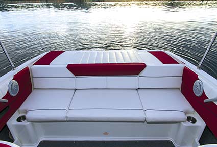 Bayliner 195 Bowrider rear lounge