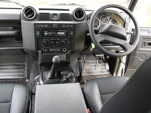 Land Rover Defender 90_3_interior